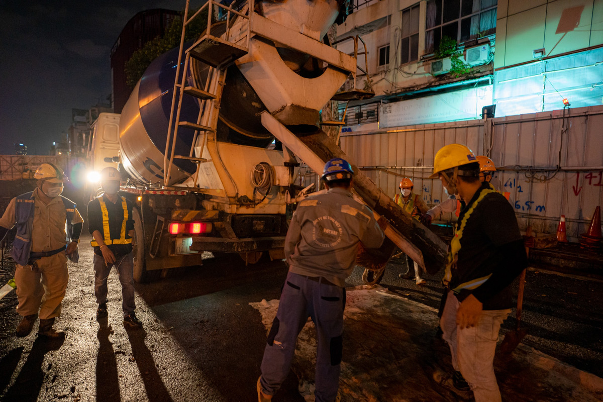 Công tác phá dỡ sàn tạm, cắt tường vây, đắp cát, cống thoát nước... tại đường Lê Lợi vẫn diễn ra. Tại các tầng ngầm bên dưới nhà ga, việc thi công kiến trúc và cơ điện được nhà thầu tiếp tục hoàn thiện.