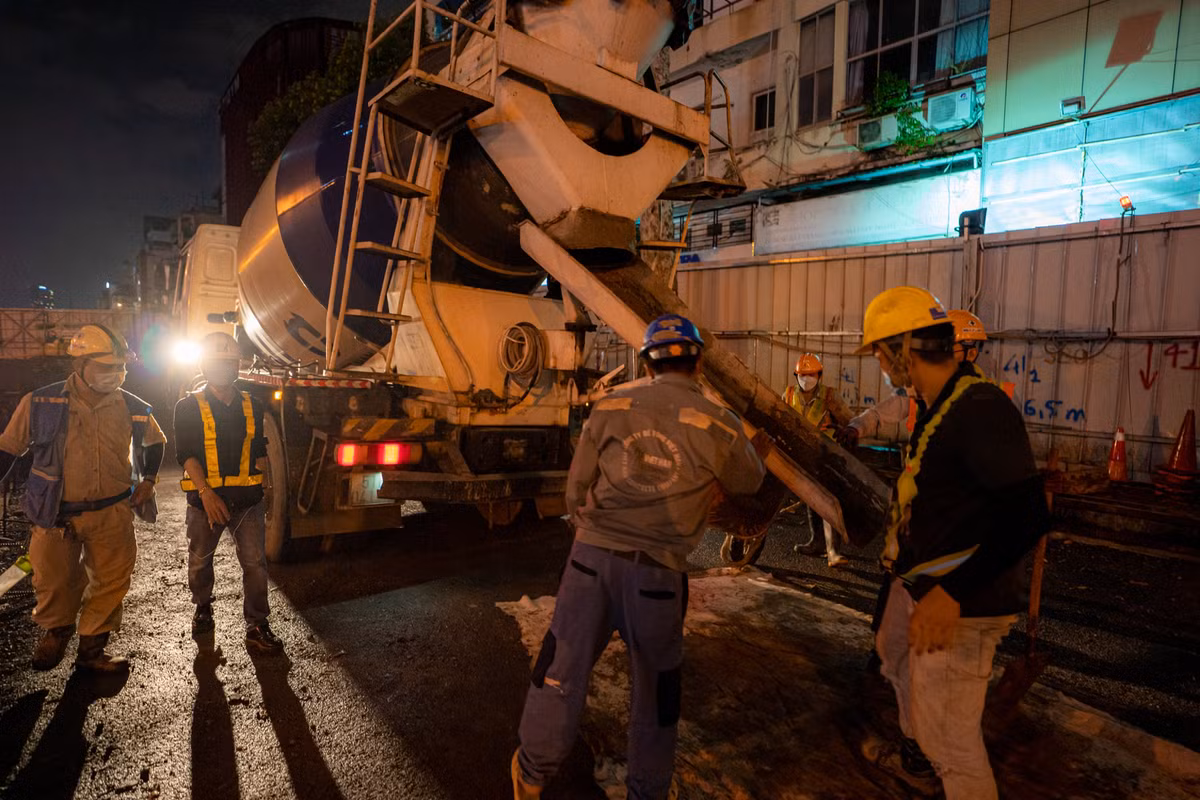 Công tác phá dỡ sàn tạm, cắt tường vây, đắp cát, cống thoát nước... tại đường Lê Lợi vẫn diễn ra. Tại các tầng ngầm bên dưới nhà ga, việc thi công kiến trúc và cơ điện được nhà thầu tiếp tục hoàn thiện.