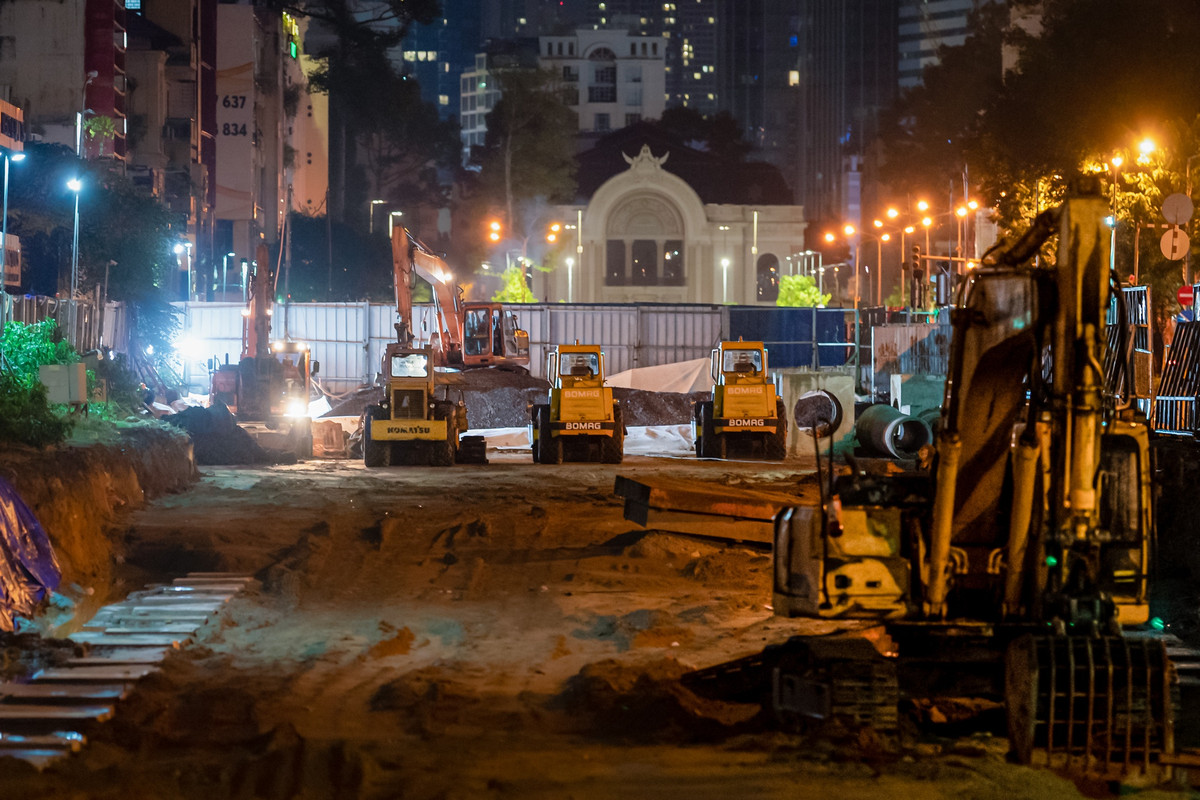 Trong đêm, hàng trăm khối đá đã được tập kết tại công trường. Công nhân ca sáng sẽ tiếp tục thi công và lu lèn chặt đá, cát.