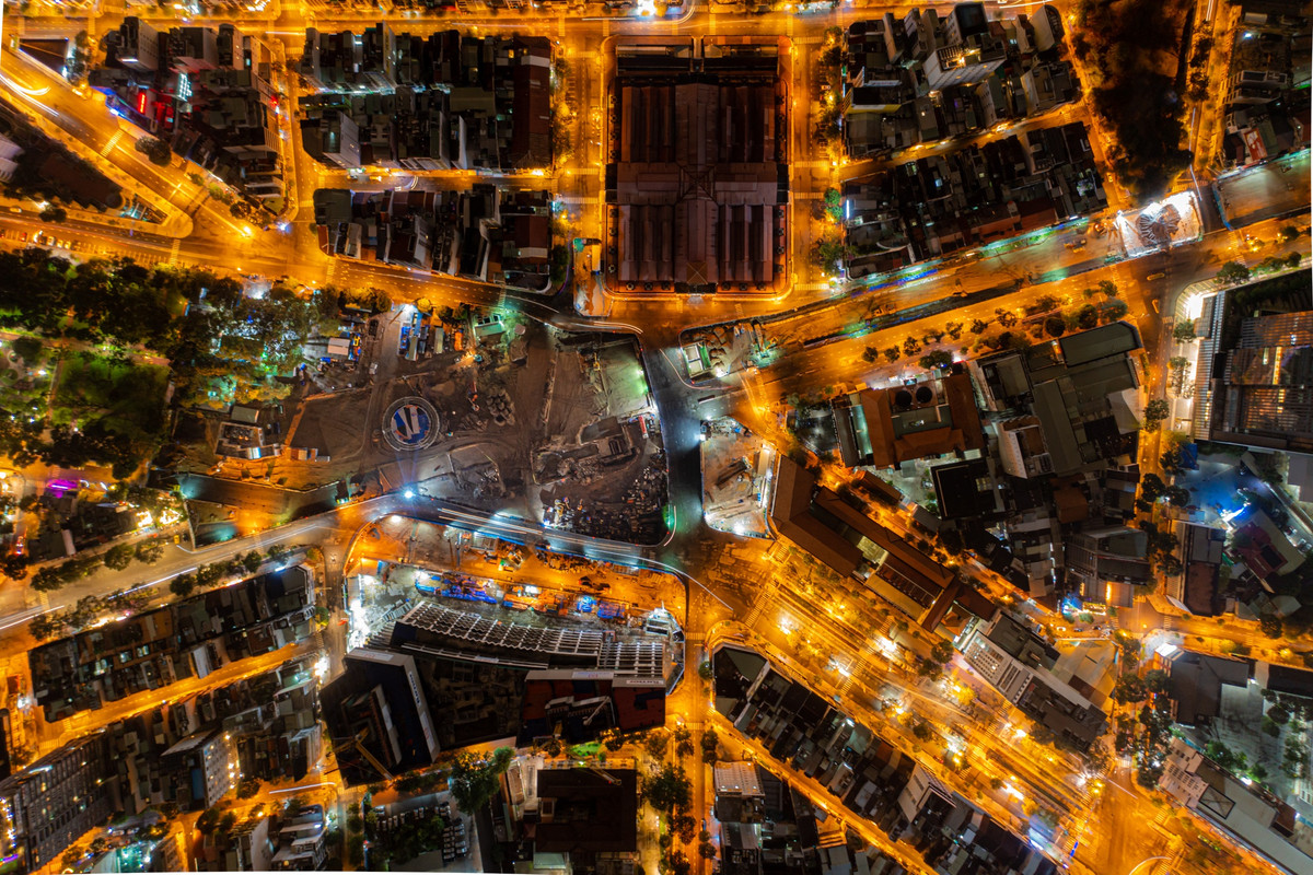 Đường Lê Lợi (từ Nguyễn Huệ đến chợ Bến Thành, quận 1) sau khi hoàn trả mặt bằng sẽ được tái lập cảnh quan theo 3 giai đoạn. Lãnh đạo TP.HCM đề nghị Sở Giao thông Vận tải không bố trí vị trí đậu xe máy, đồng thời cần tính toán lại vị trí phù hợp cho người đi bộ và người khuyết tật.