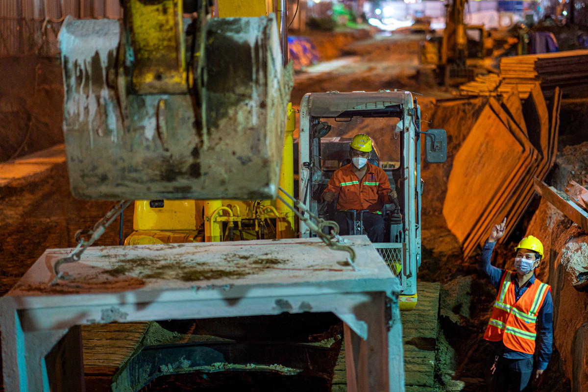 Khu vực đường Lê Lợi được rào chắn từ cuối năm 2016 để thi công gói thầu CP1a (đoạn ngầm ga Bến Thành). Hiện, gói thầu này đã đạt hơn 95%. Đơn vị thi công đang phối hợp với các sở, ngành liên quan nhằm đẩy nhanh công việc, sớm hoàn trả mặt bằng.