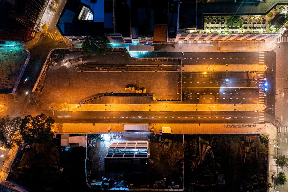 Trước đó một năm, một phần rào chắn trên đường Lê Lợi, từ Nguyễn Huệ đến Pasteur, thuộc gói thầu CP1b của công trình metro số 1 đã được tháo dỡ. Khu vực này trở thành điểm chơi, trượt ván của nhiều bạn trẻ TP.HCM.