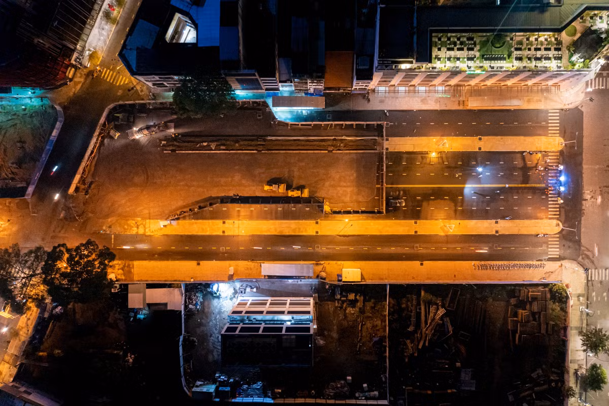 Trước đó một năm, một phần rào chắn trên đường Lê Lợi, từ Nguyễn Huệ đến Pasteur, thuộc gói thầu CP1b của công trình metro số 1 đã được tháo dỡ. Khu vực này trở thành điểm chơi, trượt ván của nhiều bạn trẻ TP.HCM.