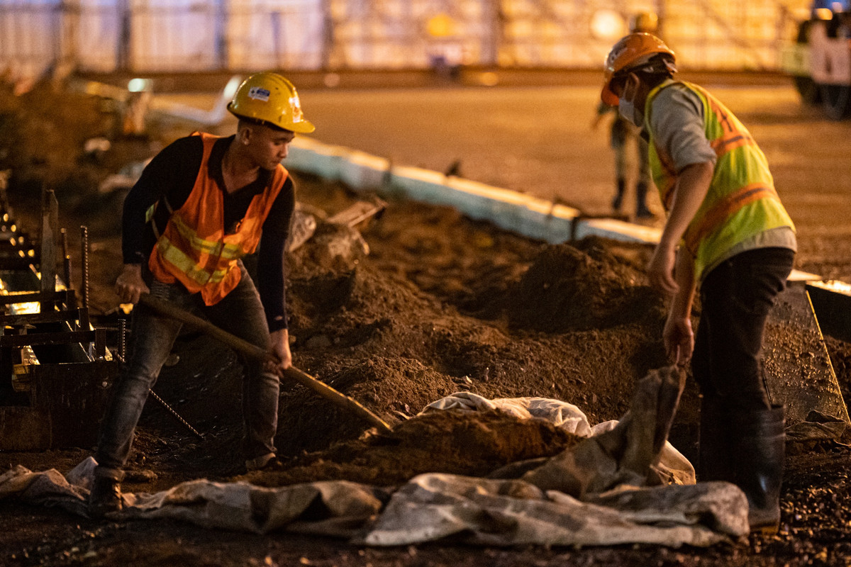"Khó khăn nhất là khi gặp trời mưa. Những ngày gần đây trời thường xuyên mưa về đêm, khiến cho việc thi công phải trì hoãn, có lúc anh em phải làm tới hơn 7h sáng hôm sau mới được nghỉ", ông Trường chia sẻ.