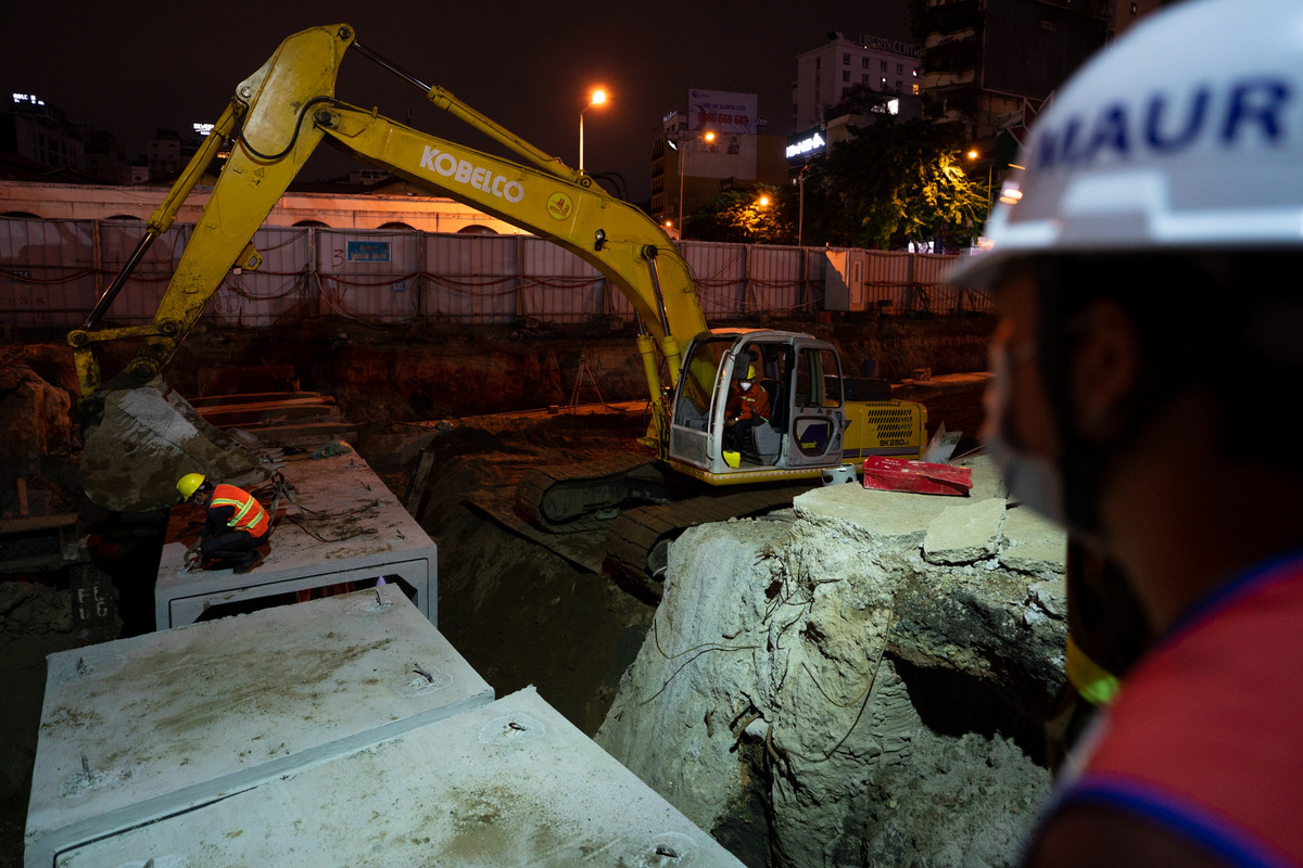 Đoạn phía trước chợ Bến Thành, công nhân đang lắp cống thoát nước, kết nối với đường Hàm Nghi.
