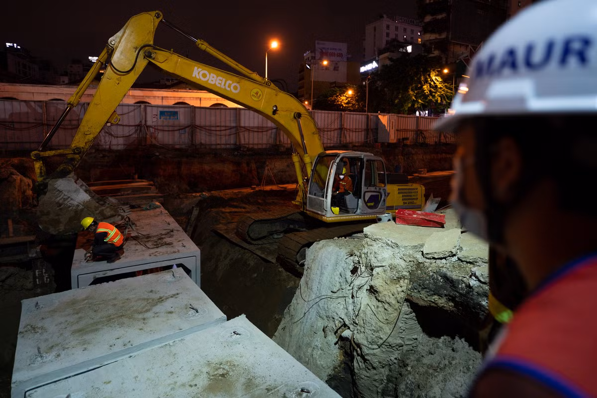 Đoạn phía trước chợ Bến Thành, công nhân đang lắp cống thoát nước, kết nối với đường Hàm Nghi.