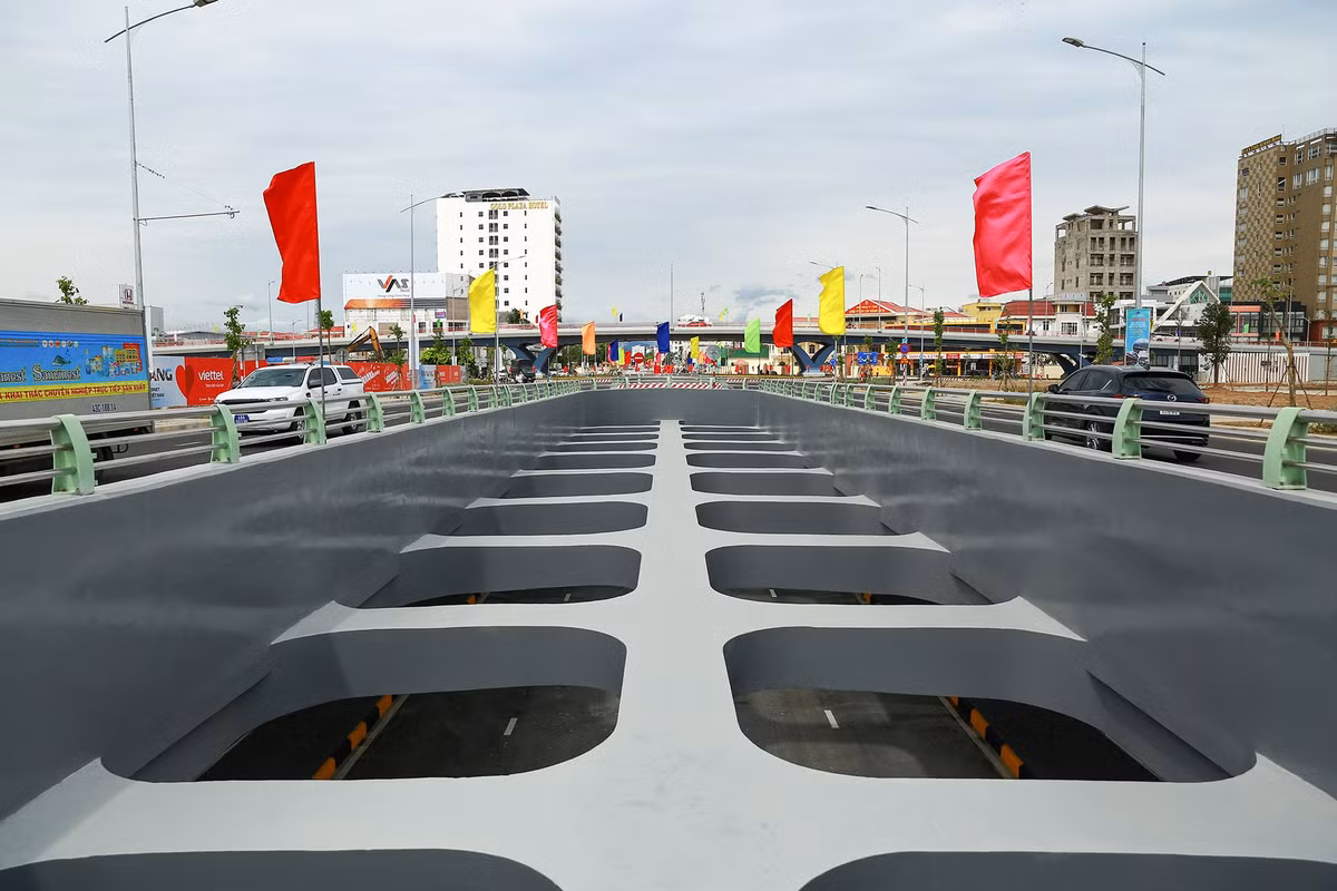 Theo chủ đầu tư, dự án được thiết kế là nút giao thông khác mức, gồm 3 hạng mục: Hầm chui, cầu vượt và tầng mặt đất. Trong đó, đường hầm dài hơn 900 m bên dưới đường Duy Tân và Trần Thị Lý xuyên qua nút giao đường Núi Thành, 2 Tháng 9 đến chân cầu Trần Thị Lý.