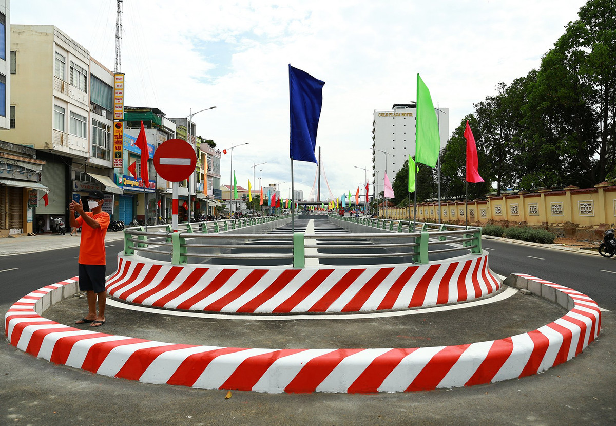 Từ sáng sớm, ông Nguyễn Nguyên (trú quận Hải Châu) đã đạp xe đến nút giao thông cầu Trần Thị Lý tập thể dục. Ông tranh thủ dừng chân ngắm công trình và ghi lại những hình ảnh của dự án.
