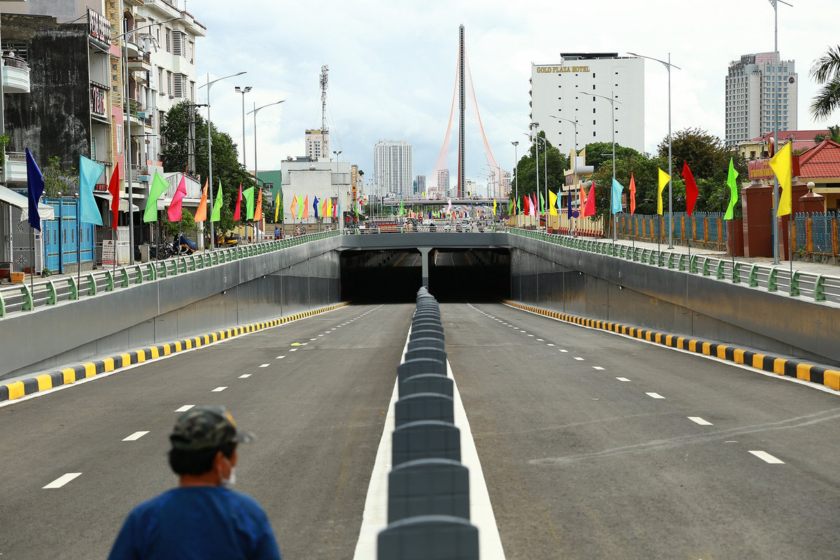 Ông Tình (trú quận Hải Châu) tranh thủ lúc vắng phương tiện qua khu vực này để ngắm nút giao thông 3 tầng. Người đàn ông này cho biết trước đây tuyến đường 2 Tháng 9 (phía tây cầu Trần Thị Lý) thường xảy ra tình trạng ùn tắc giao thông vào giờ cao điểm. "Công trình này được thiết kế 3 tầng, rất hiện đại nên sẽ giải quyết được việc ách tắc giao thông. Người dân rất phấn khởi vì công trình hoàn thành đúng dịp kỷ niệm giải phóng thành phố", ông Tình nói.
