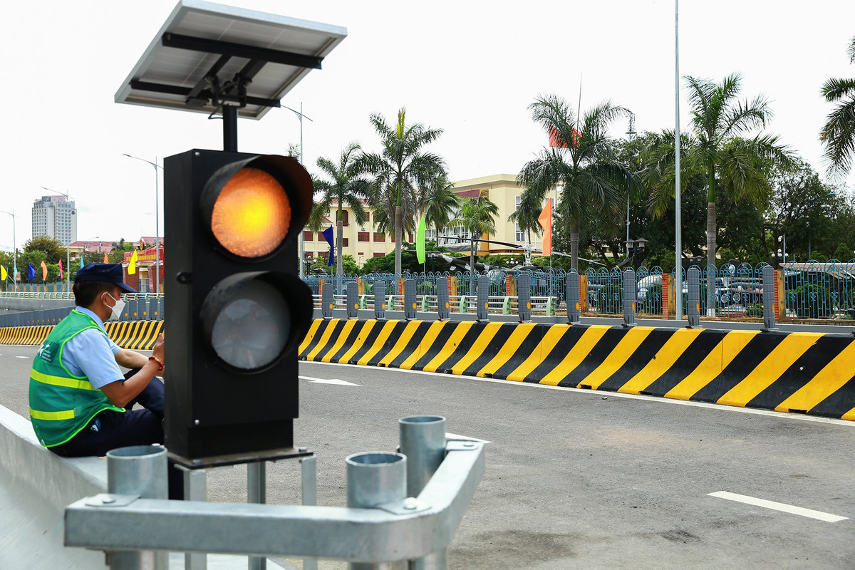 Tại các vị trí lên và xuống hầm có hệ thống đèn tín hiệu và lan can cố định để phân định 2 làn riêng biệt.