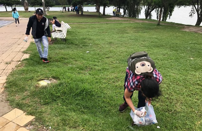 “Hiện những đồi cỏ, rừng thông, không gian yên bình thế này ở Đà Lạt không còn nhiều. Do đó người dân địa phương và du khách hãy chung tay giữ gìn từng khoảng không gian xanh tươi, thơ mộng còn sót lại để có cơ hội được thư giãn, hồi phục sức khỏe”, chị nhắn nhủ.