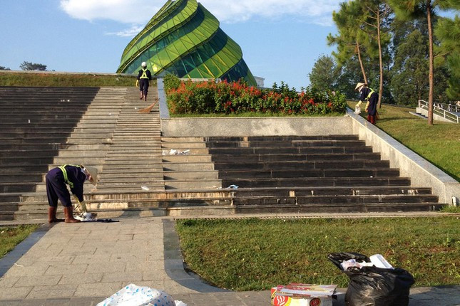 Rác vương vãi trên nhiều vạt thông ở các khu vực này; một số chỗ, rác thải bị vứt ngay trên mặt đường. Có những nơi thùng rác được đặt ngay bên cạnh nhưng dường như nhiều người không... nhìn thấy, cứ vứt các túi rác bừa bãi trên thảm cỏ. Các địa điểm “hot” để “săn mây” được chia sẻ nhiều trên mạng xã hội như núi Hòn Bồ, đồi Đa Phú, đồi Thiên Phúc Đức… cũng trong tình trạng tương tự, có chỗ ruồi nhặng bu đầy.