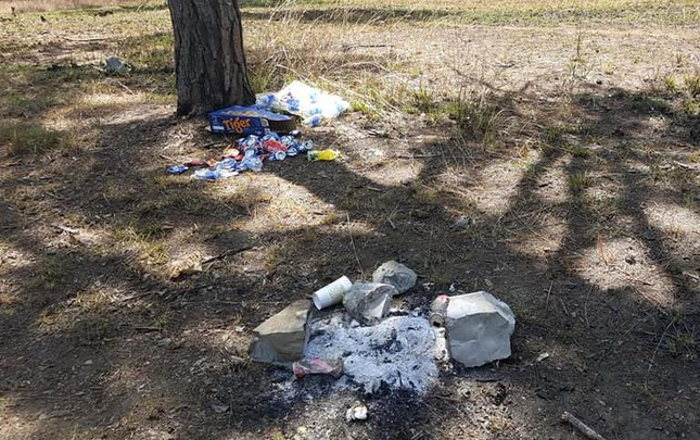 “Chúng tôi đã nhận được một số ý kiến phản ánh tình trạng một bộ phận du khách dựng lều cắm trại tự phát trong rừng rồi xả rác làm mất thẩm mỹ và ảnh hưởng xấu đến môi trường. Mong rằng, những người đến Đà Lạt đều ứng xử văn minh, cùng chung tay bảo vệ môi trường, giữ cho thành phố này luôn xanh - sạch - đẹp. Thời gian tới, ngành sẽ phối hợp với các địa phương, kiểm tra xử phạt về hành vi xả rác bừa bãi”, lãnh đạo Sở VH-TT&amp;DL Lâm Đồng chia sẻ.