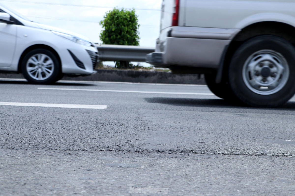 Ông Trần Văn Bon - Giám đốc Sở Giao thông Vận tải (GTVT) tỉnh Tiền Giang cho biết, từ khi dừng thu phí, lưu lượng ô tô chạy trên cao tốc TPHCM – Trung Lương quá đông dẫn đến quá tải đường.