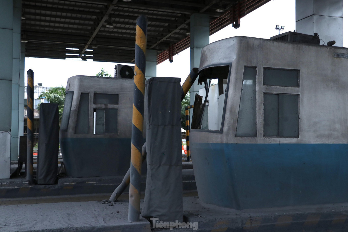 Ghi nhận của phóng viên tại Trạm thu phí Thân Cửu Nghĩa, huyện Châu Thành, tỉnh Tiền Giang, hàng loạt cabin thu phí đóng bụi, hư hỏng nặng.