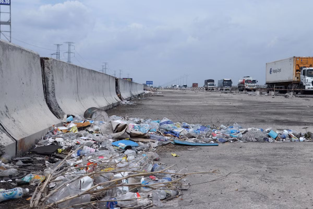 Khu vực tạm dừng thi công lâu ngày cũng trở thành nơi tập kết rác thải với đủ loại chai nhựa, túi nilong chất thành đống.