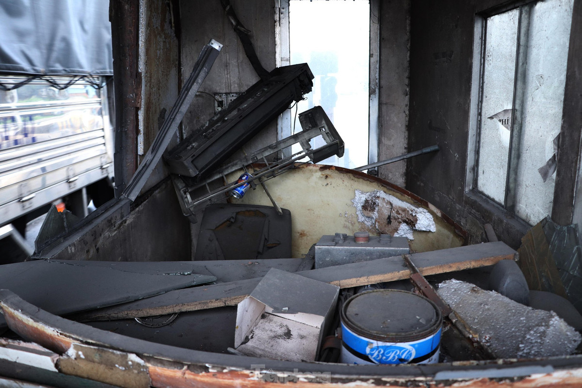 Các thiết bị bên trong buồng thu phí như máy lạnh, nút điều khiển barie hư hỏng, treo lơ lửng. Cửa kính và các thiết bị khác xuống cấp.