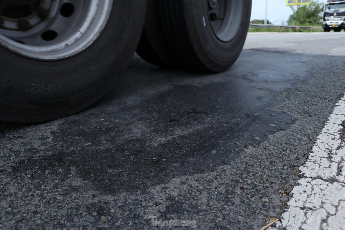 Nhiều đoạn mặt đường được dặm vá nhiều lần nhưng vẫn bị hư hỏng, gây mất an toàn cho các phương tiện tham gia giao thông.