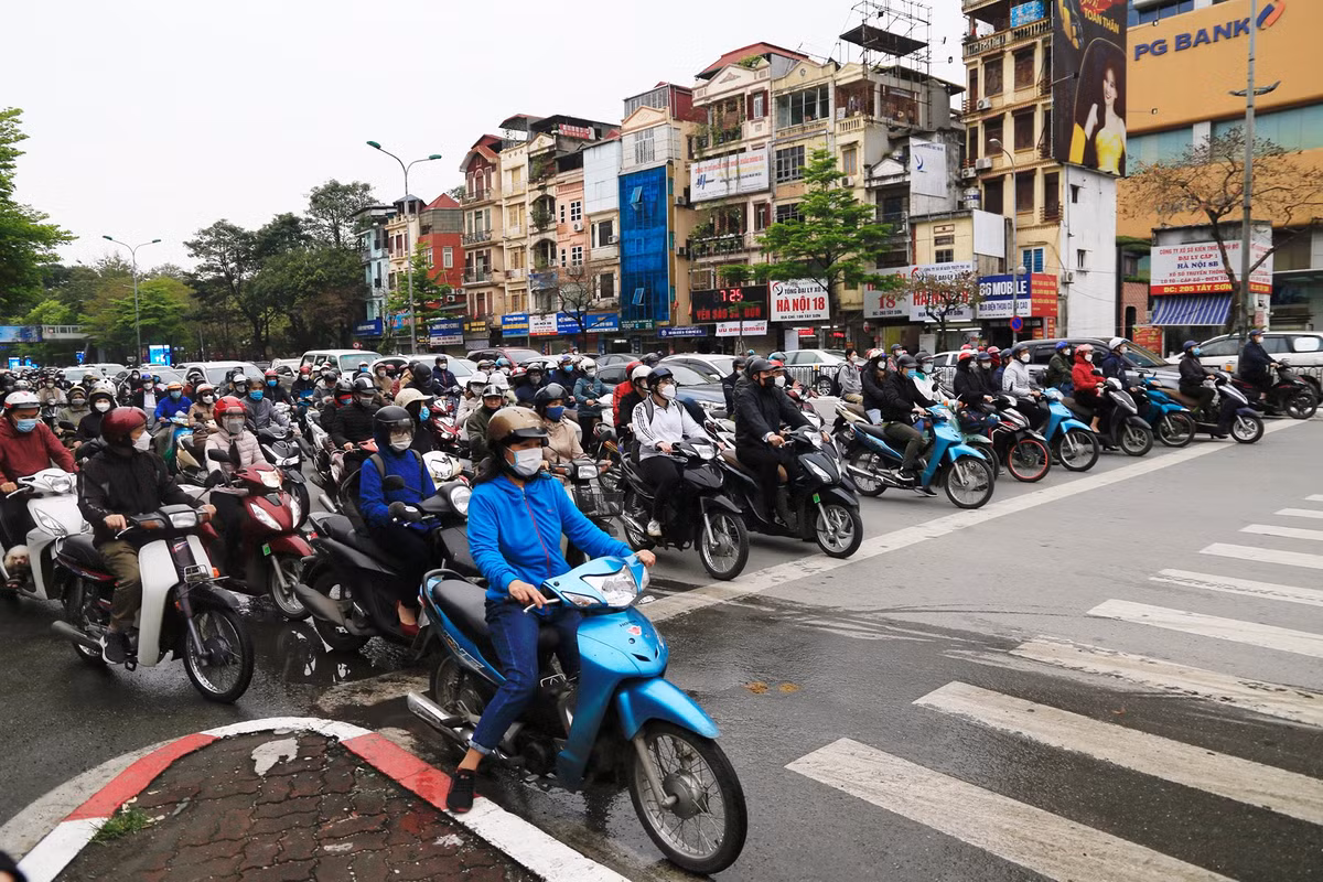 7h45, tại đường Tây Sơn hướng đi Nguyễn Trãi, tình trạng ùn tắc kéo dài hơn 1 giờ.