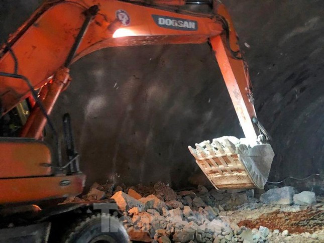 Máy xúc hoạt động trong lòng hầm để vận chuyển đất đá đào được ra ngoài.