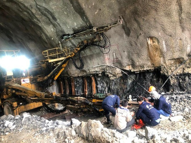 Máy đào hầm khoan, cắt mở rộng thêm hoặc hoàn thiện lòng hầm.