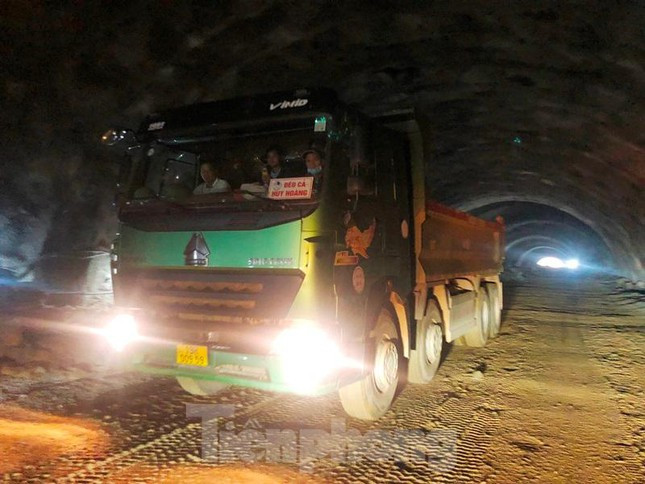 Từ ngọn núi nằm án ngữ ở giữa cánh đồng, sau khoảng 5 tháng thi công, đến nay đơn vị thi công gói thầu đào hầm là Tập đoàn Đèo Cả đã đục thông, mở rộng đường hầm để xe công trường và xe công vụ đi qua.