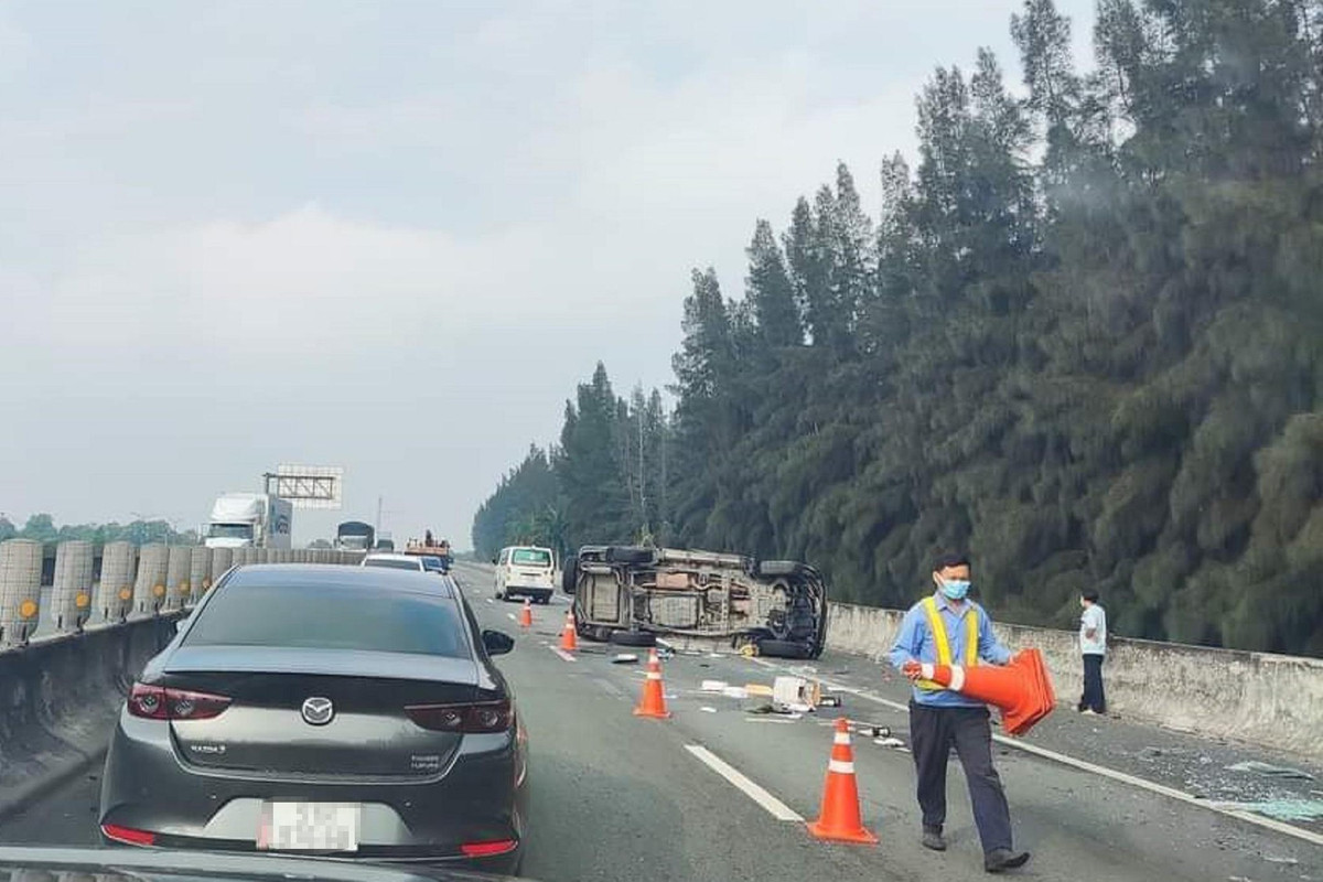 Khoảng 7h45 sáng cùng ngày, xe ô tô 7 chỗ do tài xế Nguyễn Quang Vinh (SN 1989) điều khiển, lưu thông trên cao tốc TPHCM – Trung Lương theo hướng đi tỉnh Tiền Giang.
