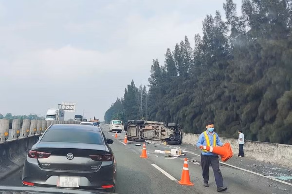 Khoảng 7h45 sáng cùng ngày, xe ô tô 7 chỗ do tài xế Nguyễn Quang Vinh (SN 1989) điều khiển, lưu thông trên cao tốc TPHCM – Trung Lương theo hướng đi tỉnh Tiền Giang.