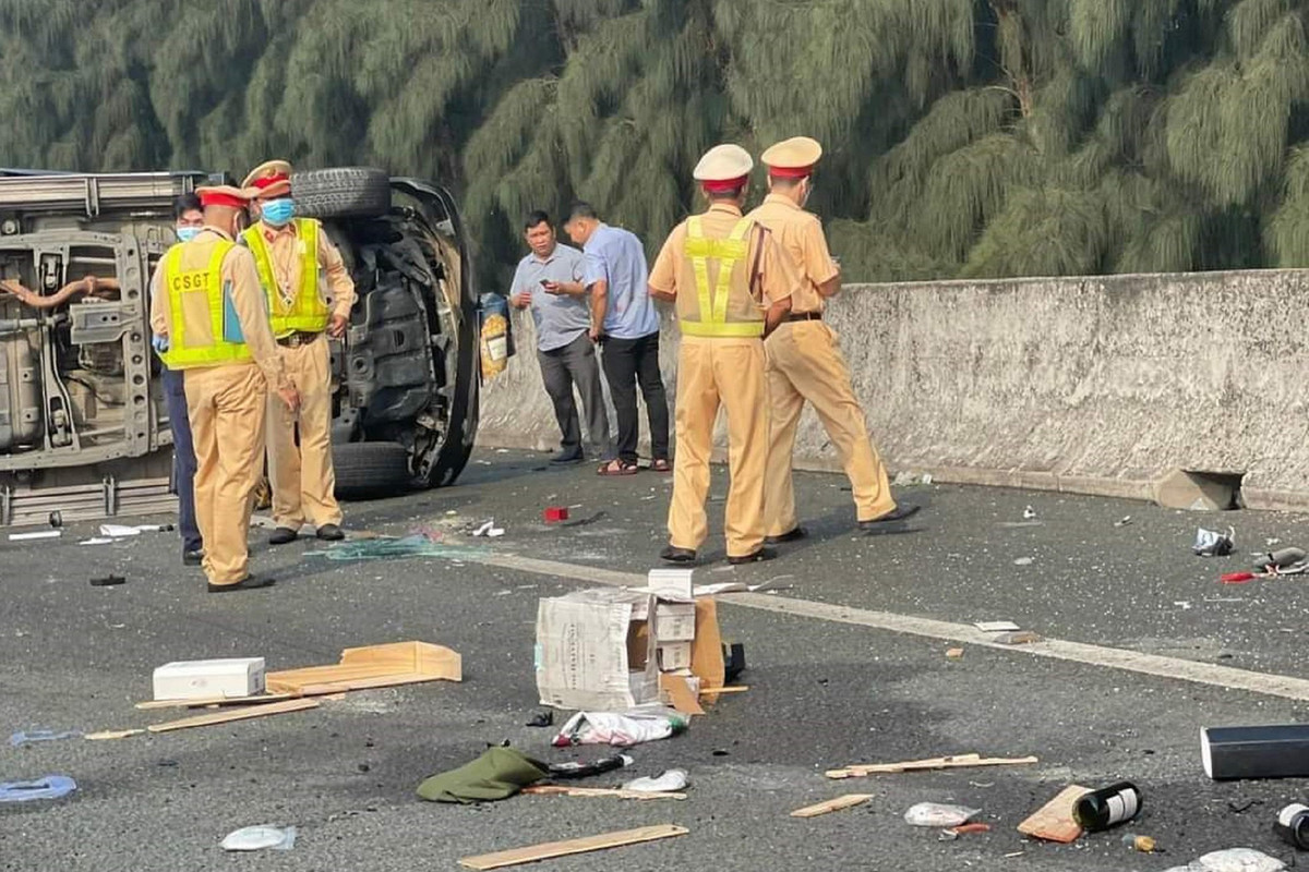 Tại hiện trường, chiếc xe ô tô 7 chỗ bị hư hỏng nặng, nhiều mảnh vỡ văng dưới mặt đường.