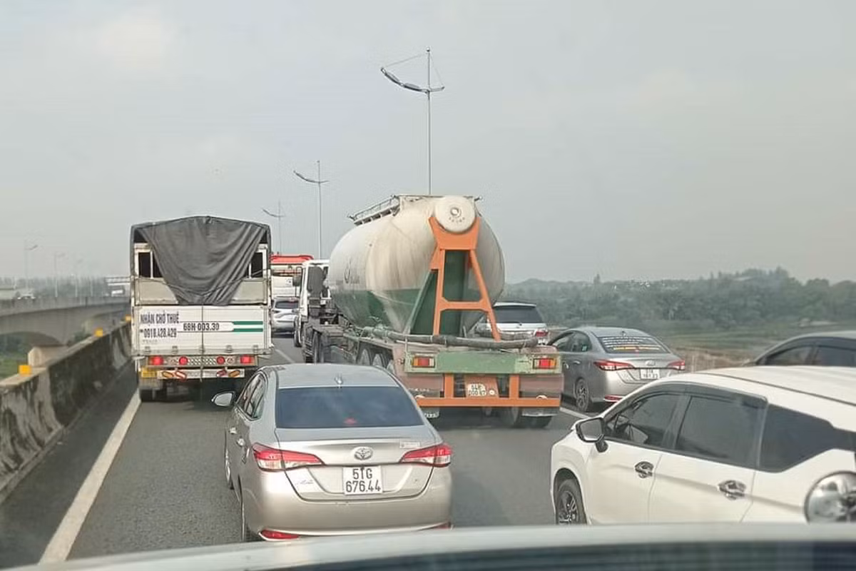 Tai nạn khiến giao thông trên cao tốc TPHCM - Trung Lương hướng đi tỉnh Tiền Giang ùn tắc kéo dài.