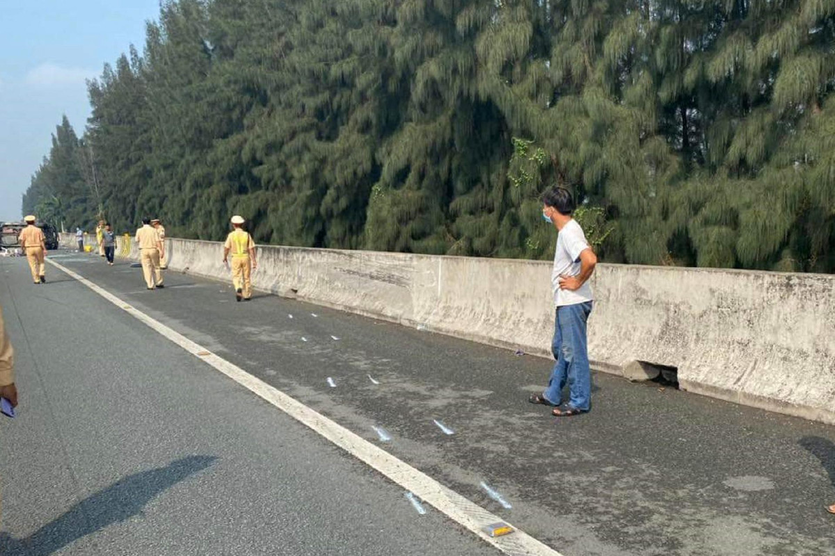 Chiếc xe trượt một đoạn dài sau khi xảy ra sự cố nổ lốp dẫn đến lật.