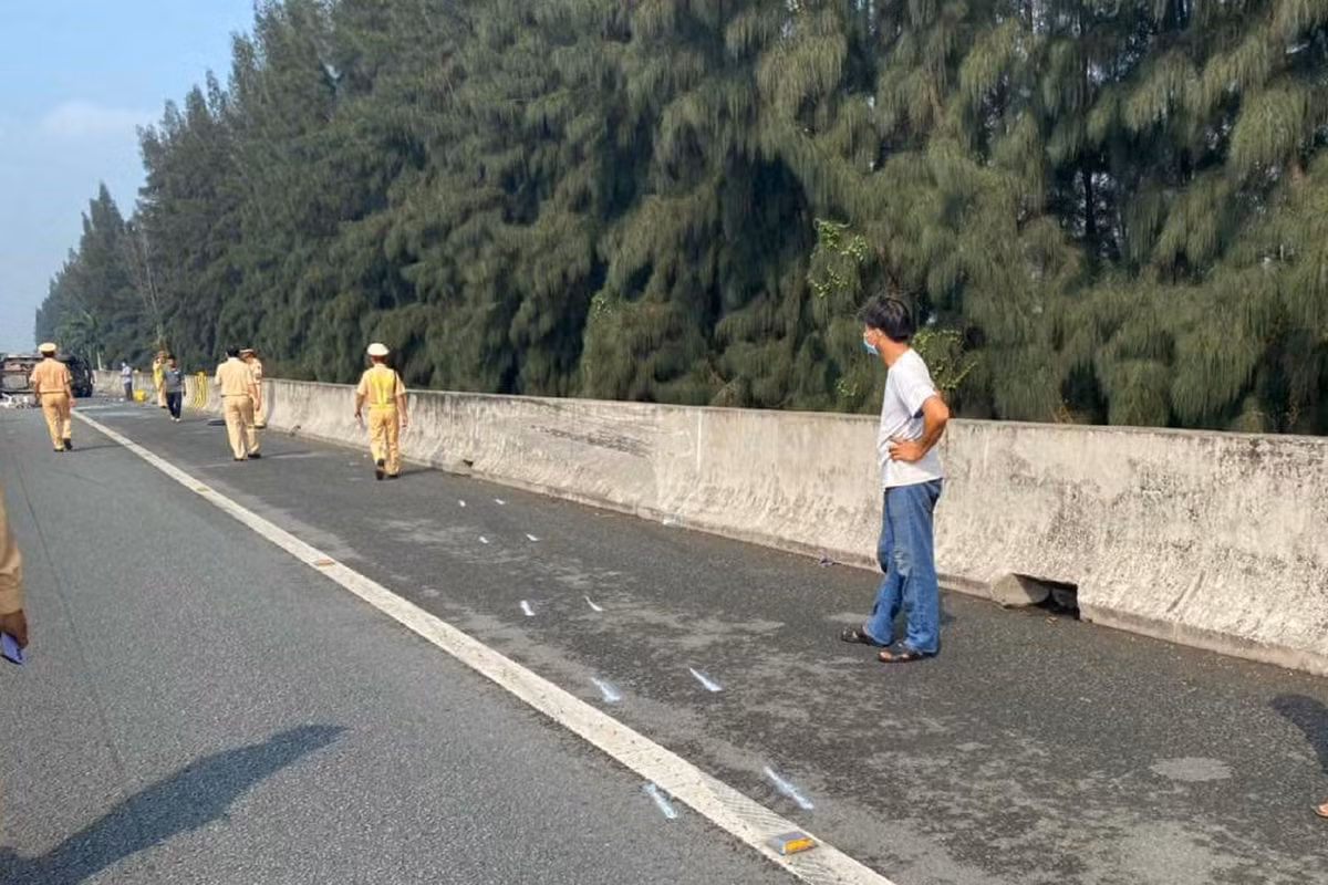 Chiếc xe trượt một đoạn dài sau khi xảy ra sự cố nổ lốp dẫn đến lật.