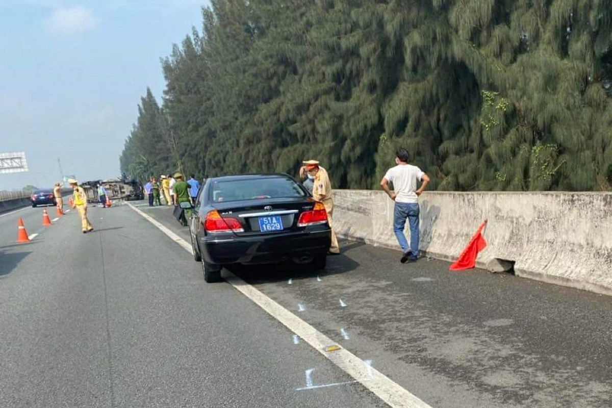 Khi đến km21+700 thuộc xã Thạnh Đức, huyện Bến Lức, tỉnh Long An bất ngờ xe bị nổ lốp dẫn đến bị lật nằm chắn ngang làn 2 và làn khẩn cấp.