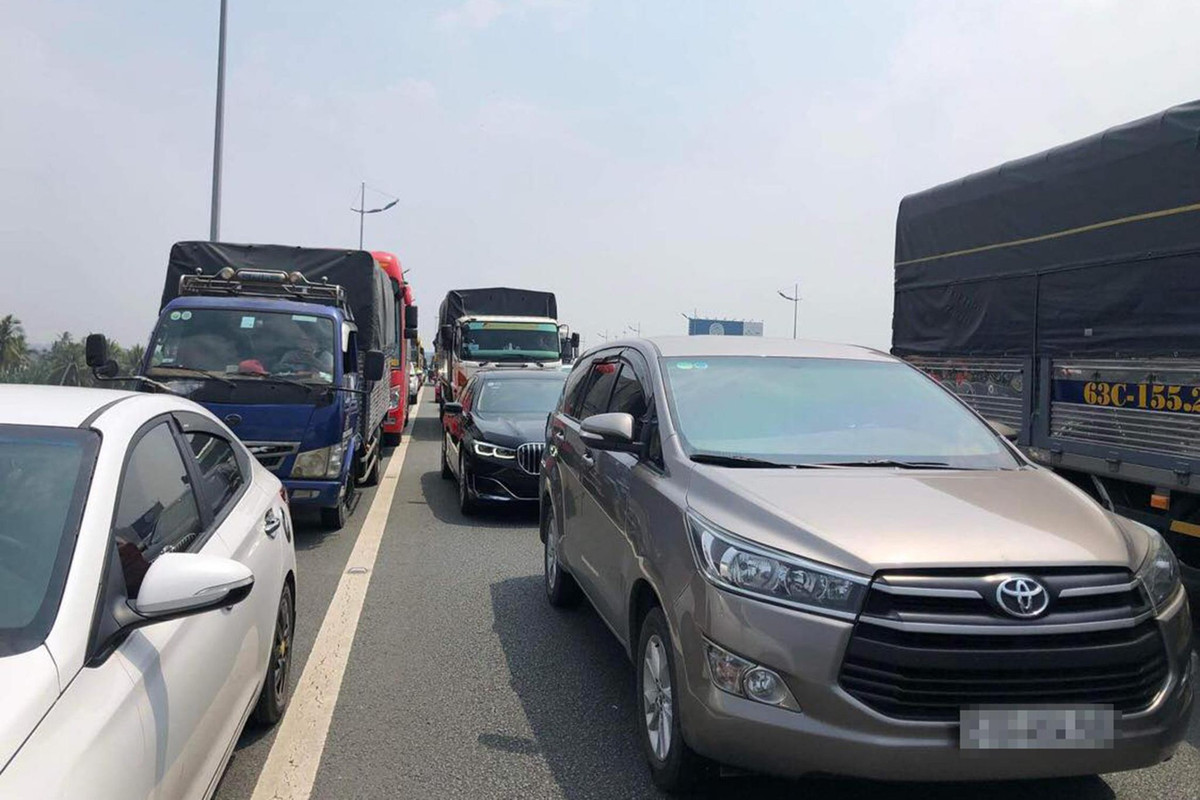 Đến hơn 11h trưa, dòng xe vẫn ùn ứ nhiều kilomet trên cao tốc.