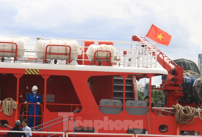 Cờ Tổ quốc tung bay trên nóc tàu.