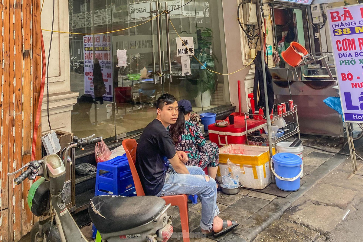 Hàng nước tận dụng cửa khách sạn làm nơi buôn bán.