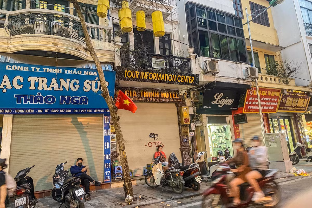 Nhiều khách sạn tại Hàng Bông, Hàng Đào, Bát Sứ, Mã Mây… vẫn "cửa đóng then cài".