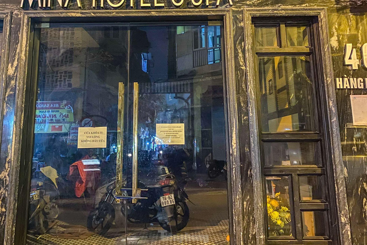 Một khách sạn có mặt bằng đẹp trên phố Hàng Buồm vẫn treo biển tạm dừng hoạt động trước ngày Việt Nam đón khách quốc tế trở lại. 