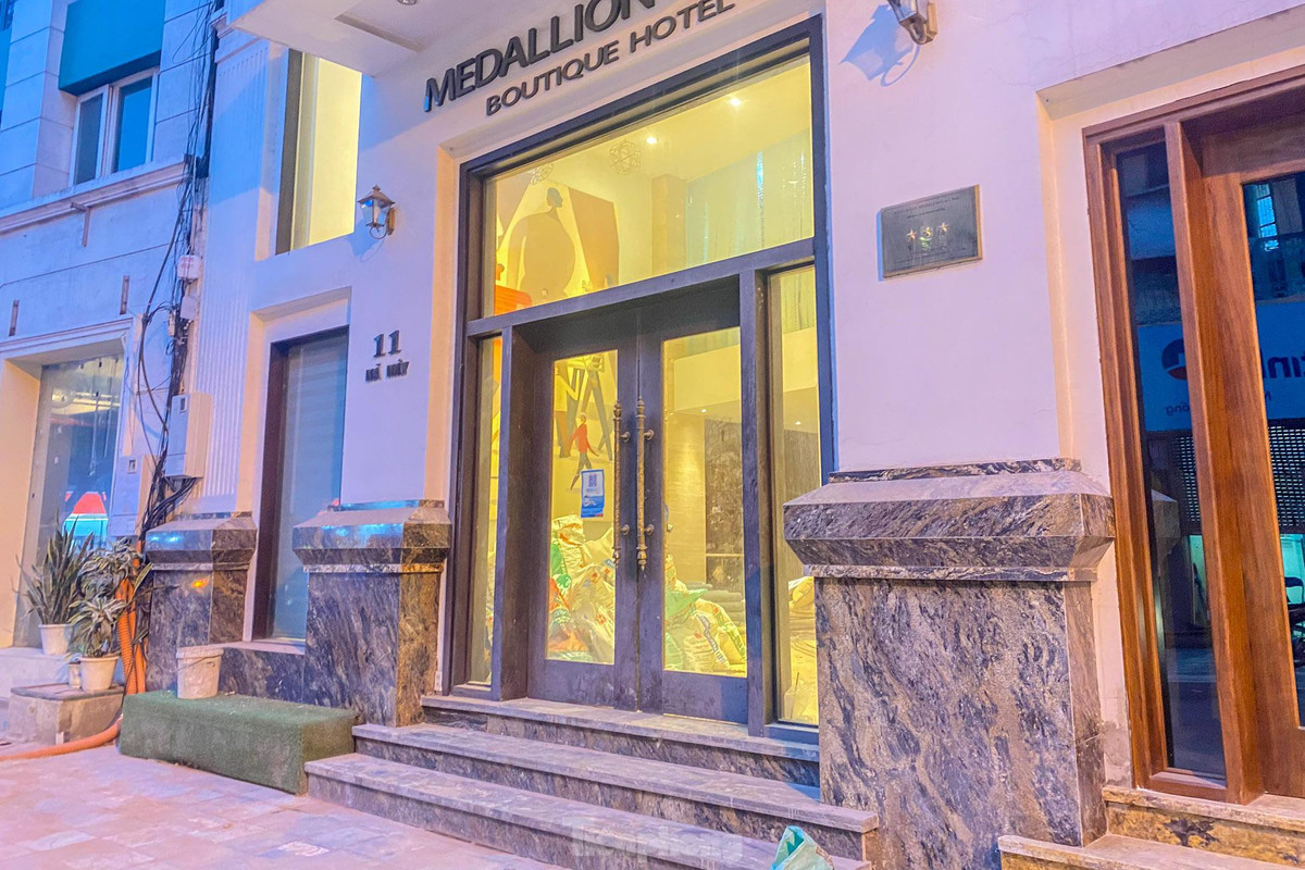 Một số khách sạn sáng đèn, tuy nhiên vẫn chưa trở lại hoạt động.