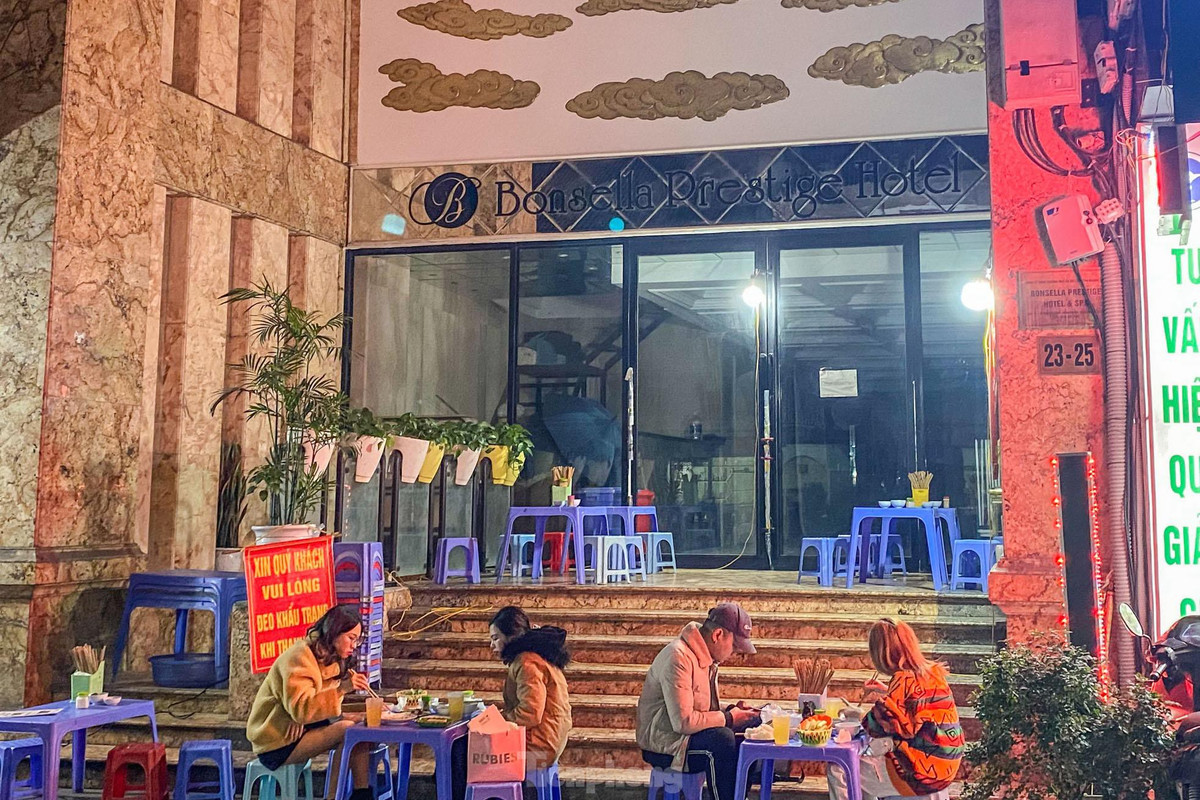 Sảnh khách sạn được tận dùng làm nơi bán đồ ăn.