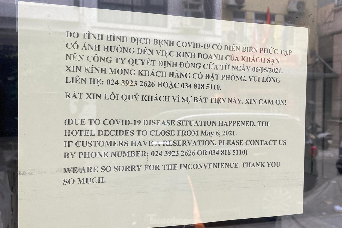 Một khách sạn treo biển đóng cửa gần 1 năm do dịch bệnh COVID-19.