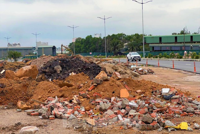 Đặc biệt, khi bị phát hiện thì các tài xế ô tô đổ trộm rác thải còn có hành vi doạ nạt, đòi hành hung lực lượng bảo vệ.