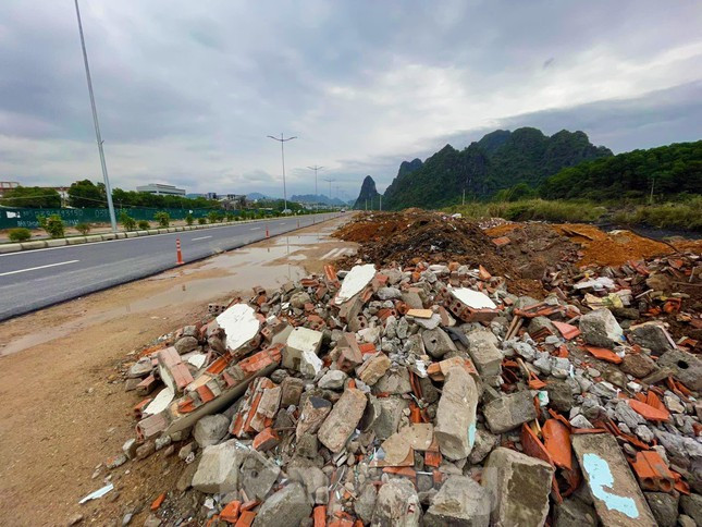 Hàng nghìn khối đất đá, gạch vữa được đổ chất đống hai bên tuyến đường này.