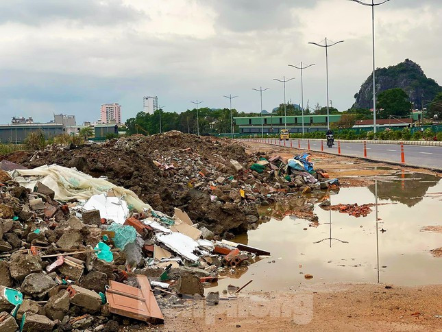 Dự án đường bao biển Hạ Long - Cẩm Phả có tổng vốn đầu tư 1.364 tỷ đồng từ ngân sách (trong đó có hai dự án thành phần là cầu và hầm qua núi) do Ban Quản lý dự án đầu tư xây dựng các công trình giao thông tỉnh Quảng Ninh làm chủ đầu tư.