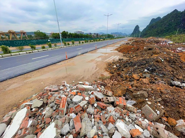 Phía đơn vị đã cho lực lượng bảo vệ, công nhân trông coi 24/24 nhưng lợi dụng đêm tối vẫn có xe ô tô tải chở rác thải xây dựng vào đổ trộm.