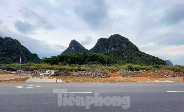 Tình trạng đổ trộm diễn ra đúng vào thời điểm giao thời của việc bàn giao cho địa phương quản lý.