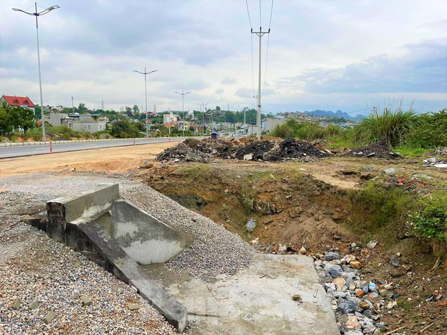 Được biết, Dự án Đường bao biển nối TP Hạ Long với TP Cẩm Phả được UBND tỉnh Quảng Ninh phê duyệt ngày 31/10/2018. Đường được thiết kế theo tiêu chuẩn cấp III đồng bằng với 4 làn xe cơ giới, vận tốc tối đa 60 km/h có chiều dài 18,7km, rộng 18m.