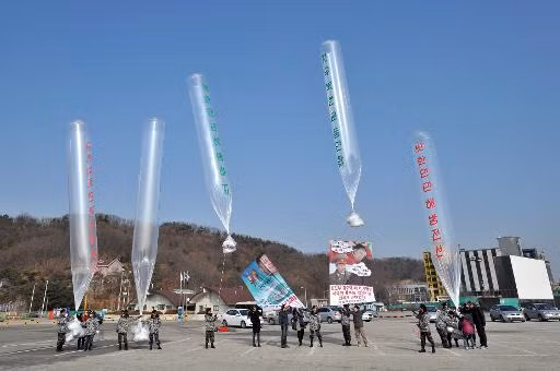 Nhóm các nhà hoạt động đang buộc các bọc đồ chứa truyền đơn, tiền mặt, DVD vào các khinh khí cầu để "tuồn" sang Triều Tiên hôm nay (15/1).