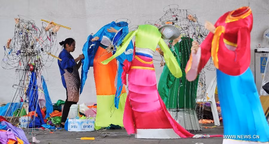 Các thợ thủ công Singapore bắt tay vào làm và trang trí đèn lồng đón tết tại vịnh Marina ngày 8/1.