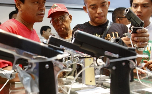 Philippines vừa ban hành đạo luật mới cho phép linh mục, luật sư, bác sĩ, y tá, kế toán và kỹ sư mang súng phòng thân.
